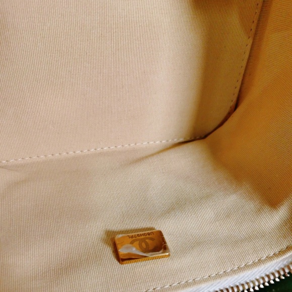 Chanel Chain Bar Vanity with Chain 22S Quilted Calfskin Small - Picture 8 of 9